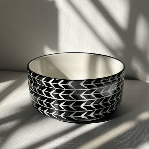 Plato de cerámica negro y blanco