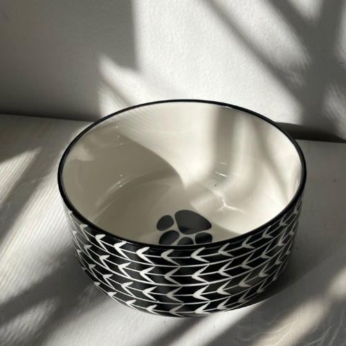 Plato de cerámica negro y blanco